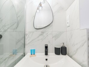 Shower, hair dryer, towels