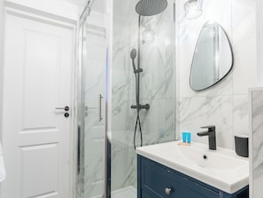 Shower, hair dryer, towels