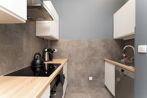 Fridge, oven, stovetop, dishwasher