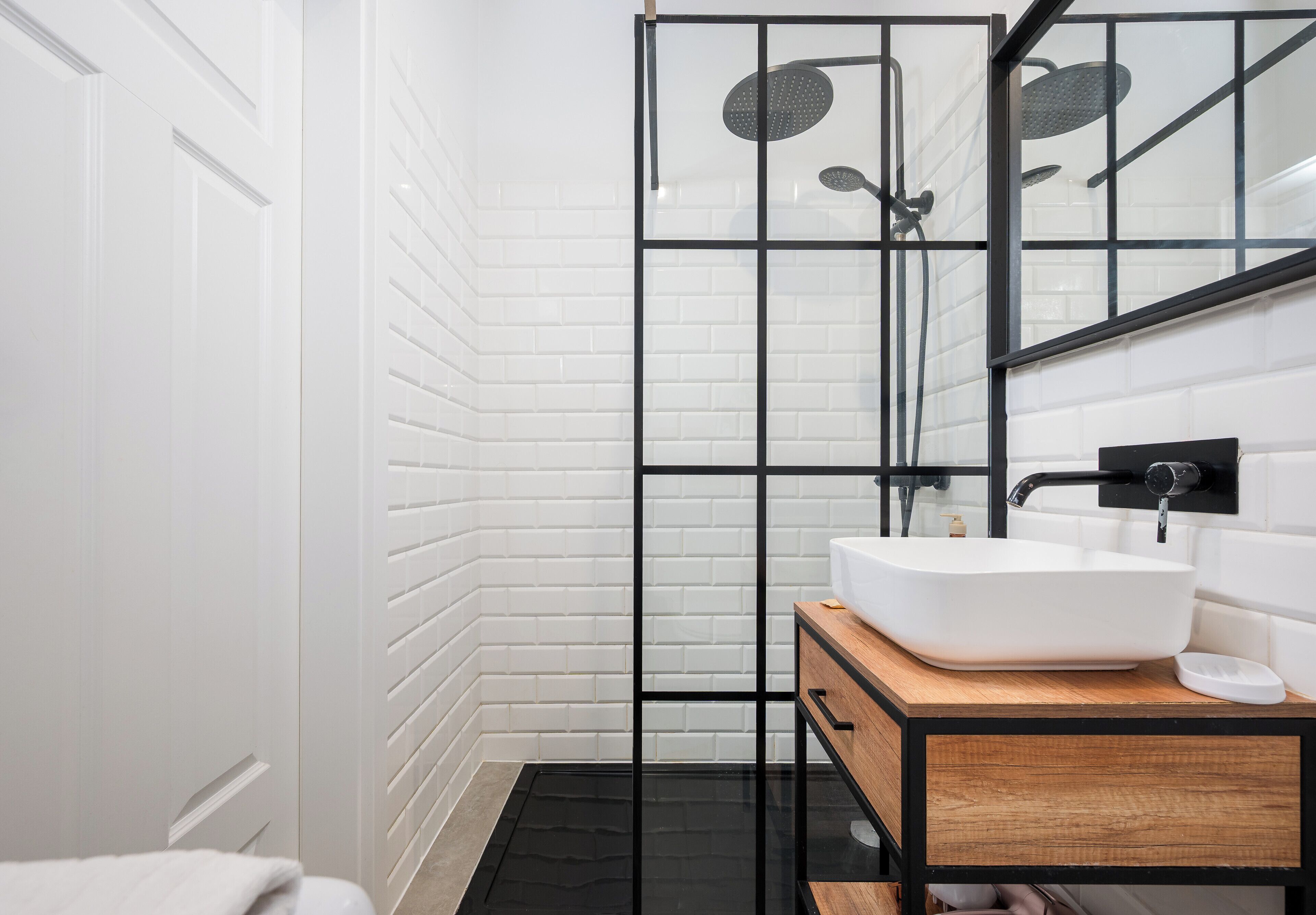 Regadera, amenidades de baño gratuitas, secadora de cabello, toallas 