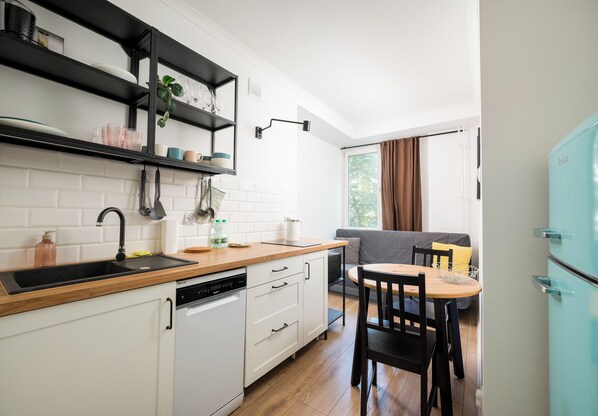 Fridge, microwave, stovetop, dishwasher
