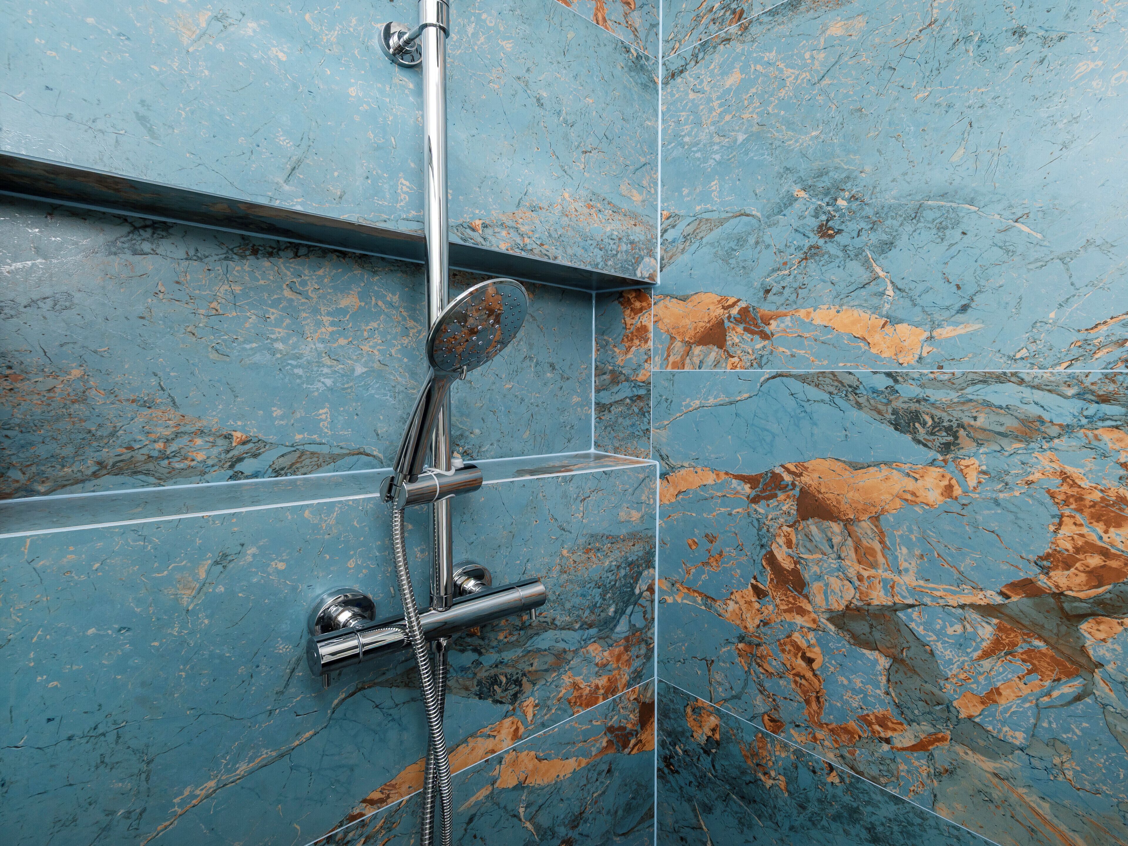 Regadera, secadora de cabello, toallas 