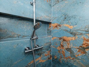 Suihku, hiustenkuivaaja, pyyhkeet