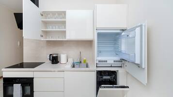 Geladeira, fogão, cooktop, lava-louças