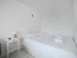 Planxa i posts de planxar, wifi i roba de llit 