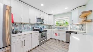 Een koelkast, een magnetron, een oven, een kookplaat