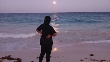 Playa en los alrededores, camastros y toallas de playa