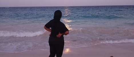 Nära stranden, solstolar och strandhanddukar