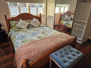 3 bedrooms, iron/ironing board, WiFi, bed sheets
