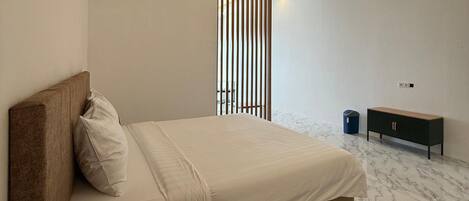 Decoración personalizada, escritorio, wifi gratis y ropa de cama