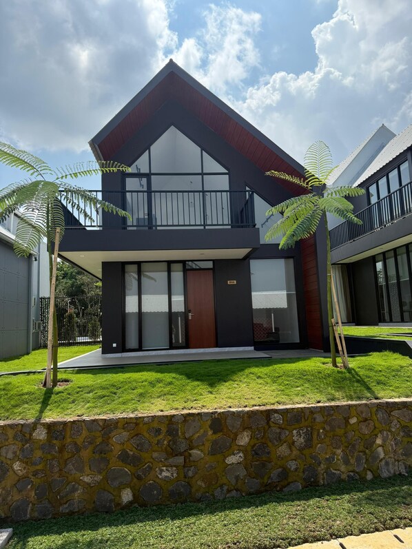 Individually decorated, desk, free WiFi, bed sheets - Wind Hill Mountain View Resort (Megamendung)