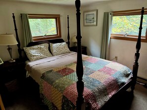 3 bedrooms, iron/ironing board, WiFi, bed sheets - Charming Cabin, Lake Access! Backyard Bubbling Brook. Pets Welcome! (Denmark)