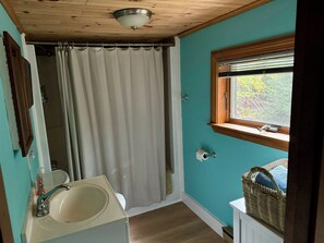 Haartrockner, Handtücher, Seife, Toilettenpapier