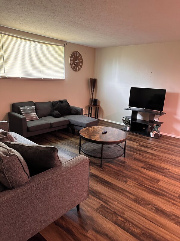 Living area - Soothing 2-bedroom apartment in Maple Hts (Maple hts)