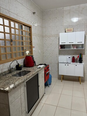 Microondas, horno y placa de cocina