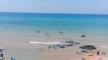 En la playa y toallas de playa