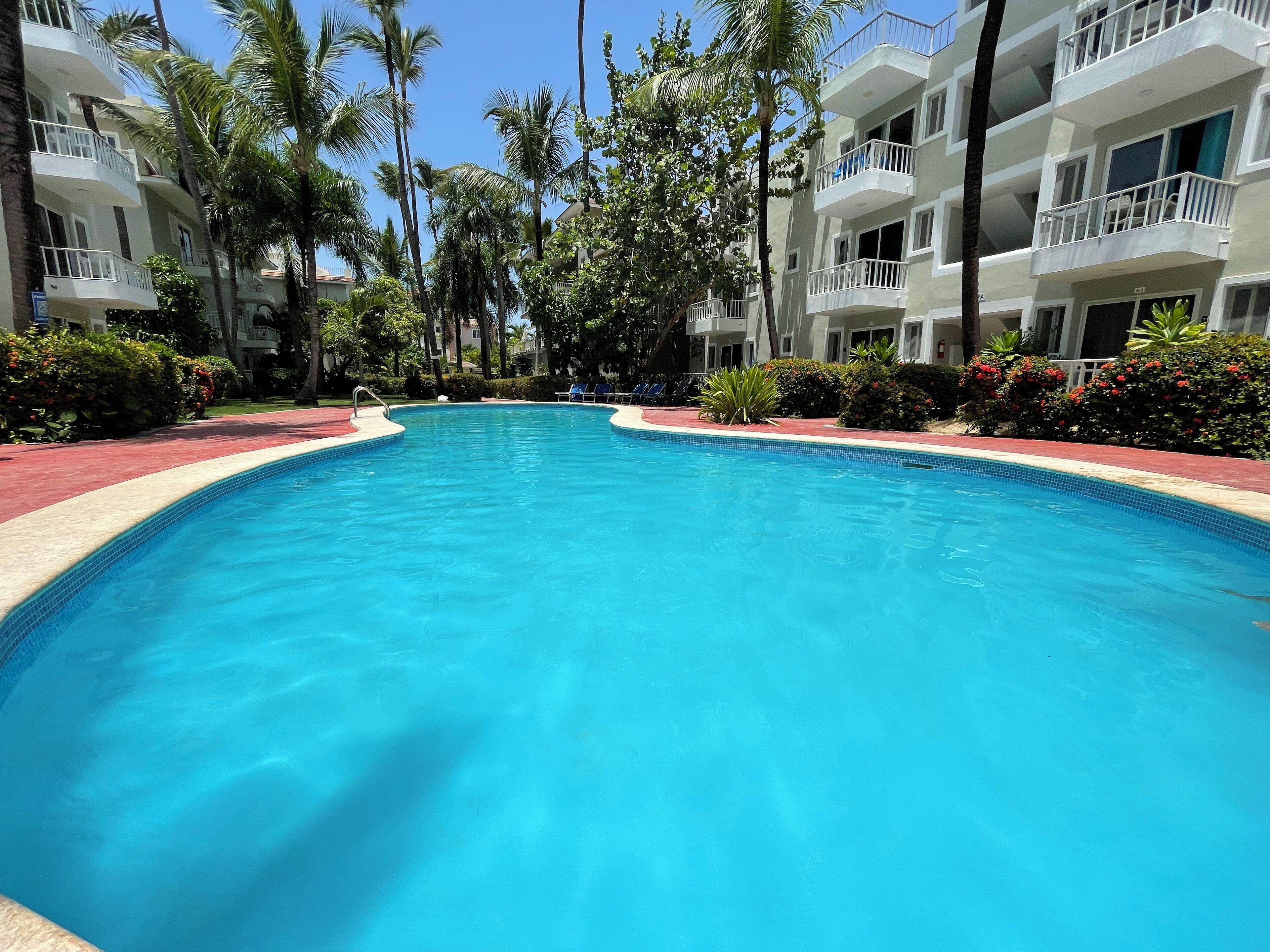 Piscina externa, espreguiçadeiras