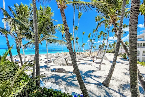 Beach nearby, white sand, sun-loungers, beach umbrellas