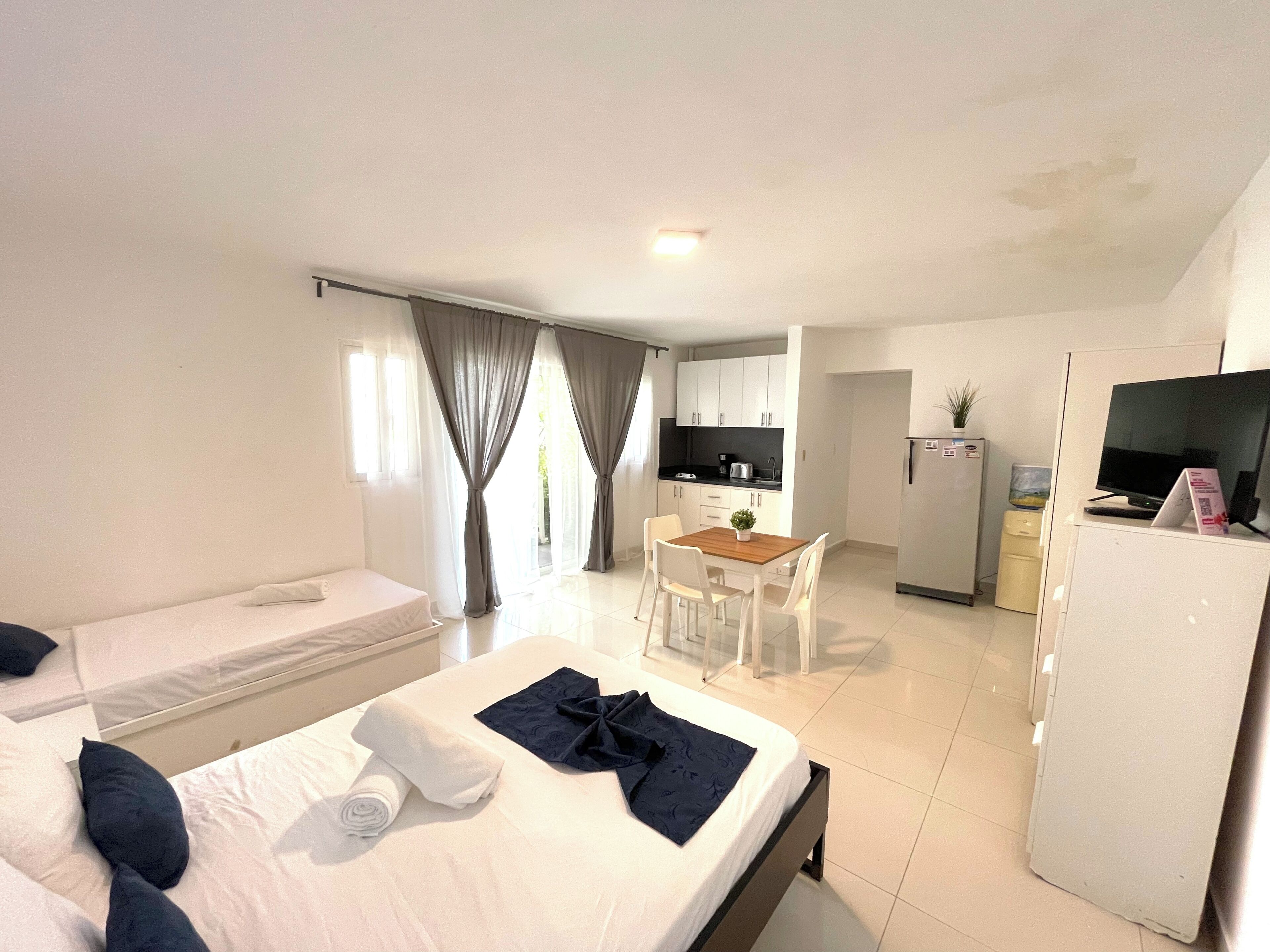 Edredón, caja de seguridad en la habitación y decoración personalizada 