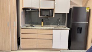 Fridge, microwave, coffee/tea maker, cookware/dishes/utensils