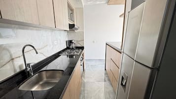 Réfrigérateur, micro-ondes, four, cafetière/bouilloire