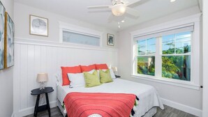 Iron/ironing board, WiFi, bed sheets - Amazing home on canal! Paddle boards, and kayaks! (Bradenton Beach)