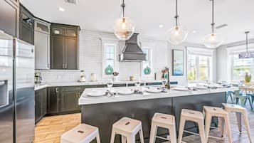 Mikrobølgeovn, ovn, kokeplater og oppvaskmaskin