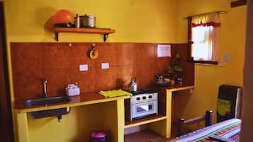 Refrigerador, horno, placa de cocina, utensilios de cocina