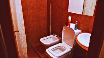 Ducha, secador de pelo, bidet, toallas