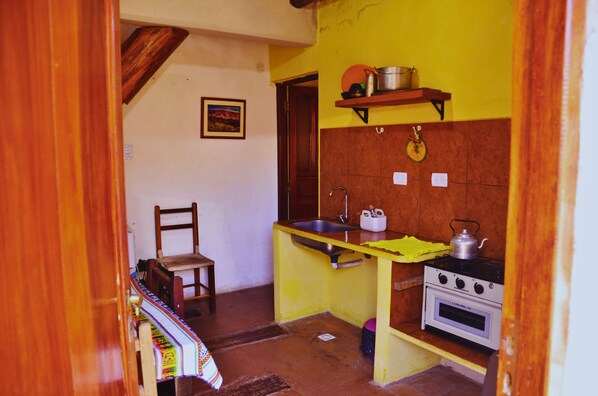 Fridge, oven, stovetop, cookware/dishes/utensils