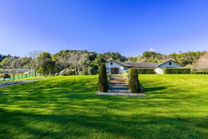 Exterior - Stunning and Spacious 5-Bedroom Home in Rotorua (Rotorua)