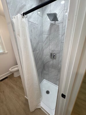 Douche, serviettes fournies, papier toilette