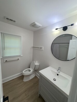 Douche, serviettes fournies, papier toilette