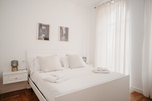 3 habitaciones, tabla de planchar con plancha, cuna de viaje y wifi