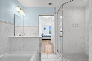 Sèche-cheveux, bidet, serviettes fournies, savon