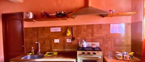 Kühlschrank, Herdplatte, Kochgeschirr/Geschirr/Besteck