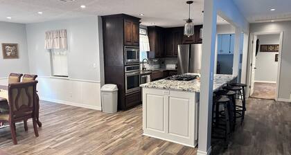 3-bedroom house with hot tub 1.3 miles to Guy Sandy boat dock, Arbuckle Lake