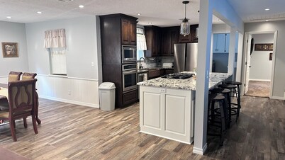 3-bedroom house with hot tub 1.3 miles to Guy Sandy boat dock, Arbuckle Lake