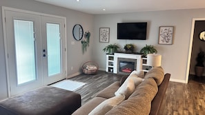 TV, fireplace