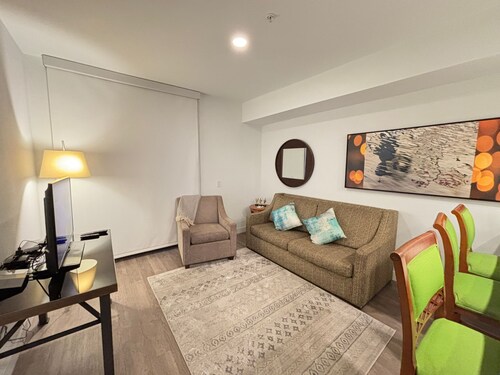 Sophisticated 1-Bedroom Apart-Hotel near Downtown LA, Koreatown