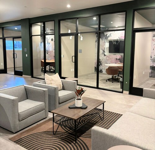 Sophisticated 1-Bedroom Apart-Hotel near Downtown LA, Koreatown