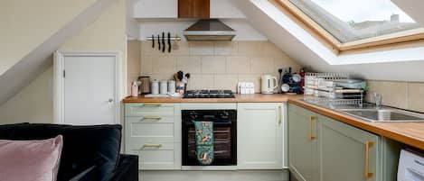 Refrigerador, microondas, horno y cafetera y tetera