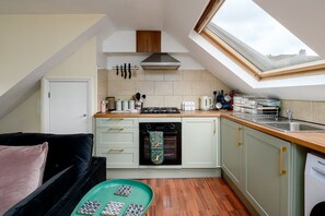 冷蔵庫、電子レンジ、オーブン、コーヒー / ティーメーカー