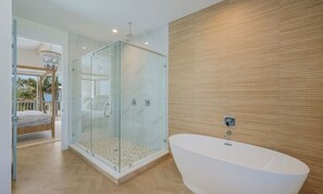 Douche, sèche-cheveux, serviettes fournies, savon