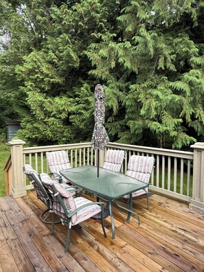 Outdoor dining - Welcome to Cultus Lake Hide-A-Way (Cultus Lake)