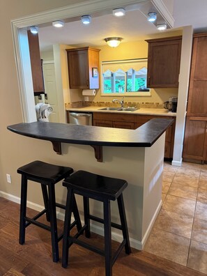 Fridge, microwave, oven, stovetop - Welcome to Cultus Lake Hide-A-Way (Cultus Lake)