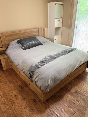 4 bedrooms, iron/ironing board, WiFi, bed sheets - Welcome to Cultus Lake Hide-A-Way (Cultus Lake)