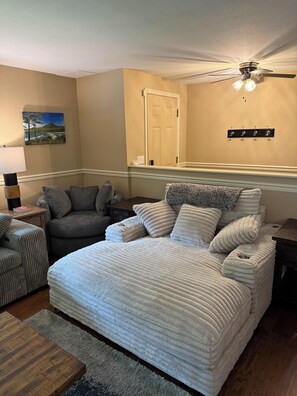 Interior - Welcome to Cultus Lake Hide-A-Way (Cultus Lake)