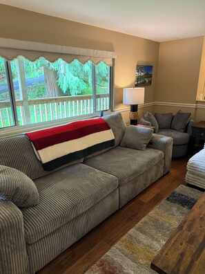 Smart TV, books - Welcome to Cultus Lake Hide-A-Way (Cultus Lake)