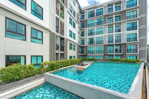 Chic Condo Near Shops & Nightlife C203